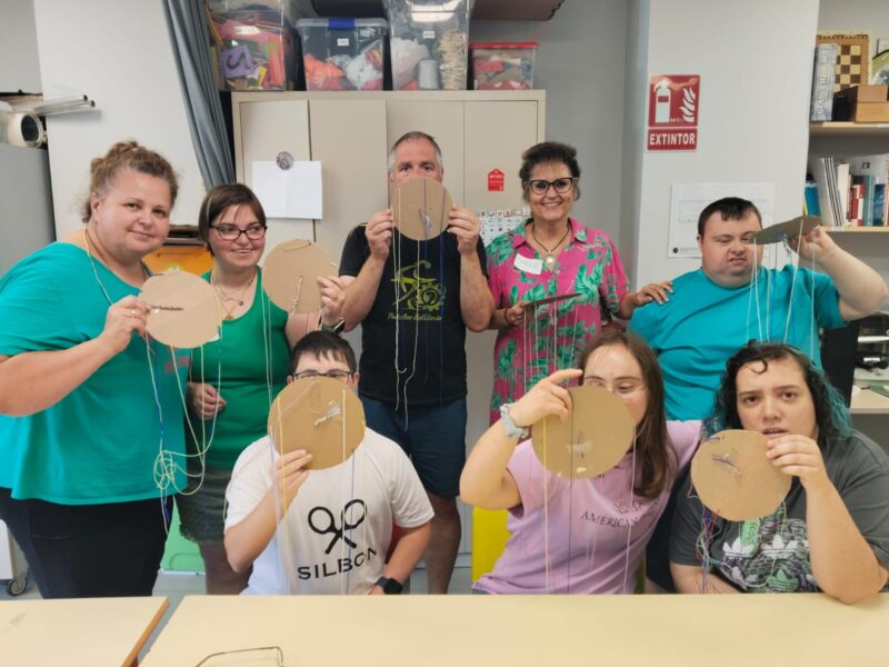 TALLER DE PULSERAS EN EL CENTRO OCUPACIONAL